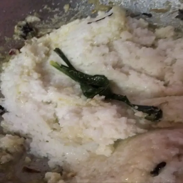 Setelah itu,masukkan bubur nasi yang telah dimasak dipanci terpisah.