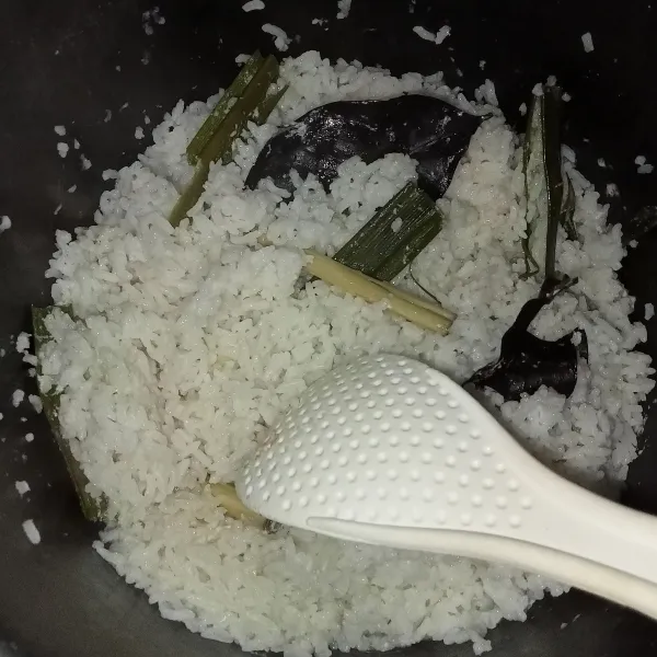 Cuci bersih beras, lalu masukkan ke dalam magicom dengan semua bahan utama. Masak seperti menanak nasi seperti biasa. Jika sudah matang, lalu sisihkan.