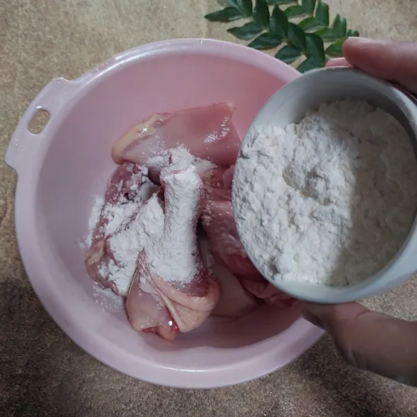 Balur daging ayam dengan tepung terigu, aduk hingga merata.