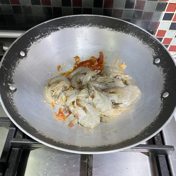 Masukkan udang segar dan aduk-aduk sampai berubah warna.