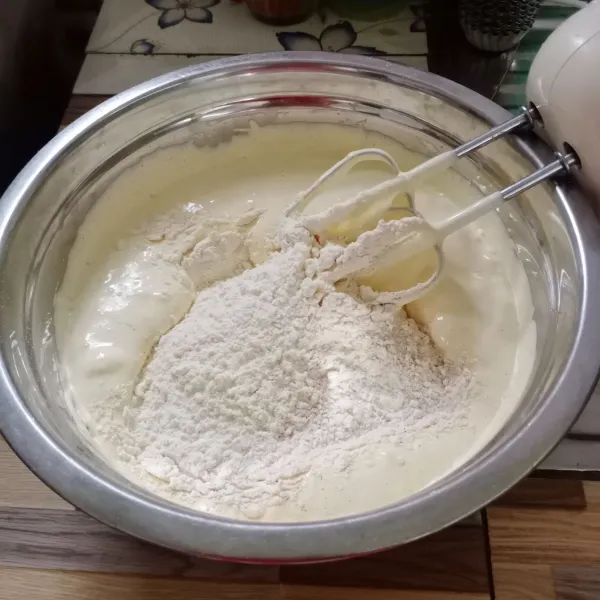 Masukkan campuran tepung terigu, kayu manis, baking powder, dan soda kue. Mixer dengan kecepatan rendah sampai tercampur rata.