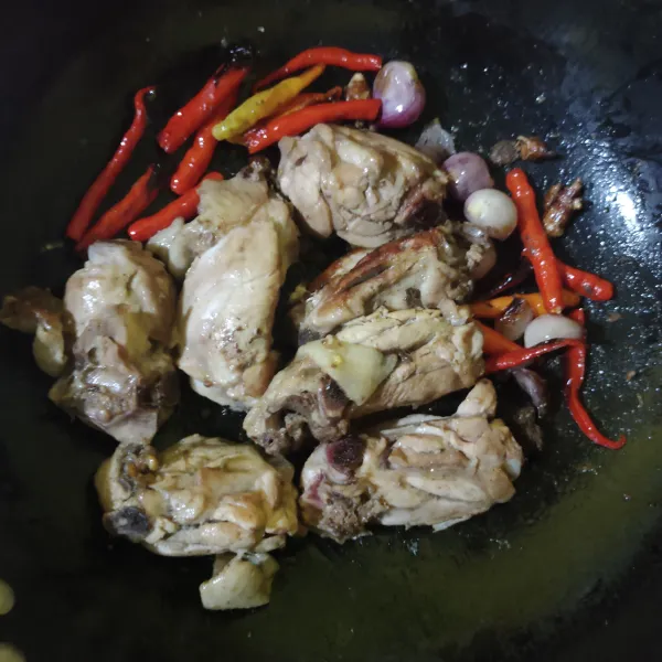 Panggang / bakar ayam bersama dengan bawang merah, cabe, kencur dan terasi hingga matang.