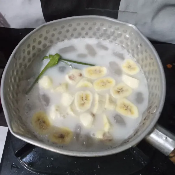 Masukkan pisang kepok, rebus hingga pisang hampir empuk.