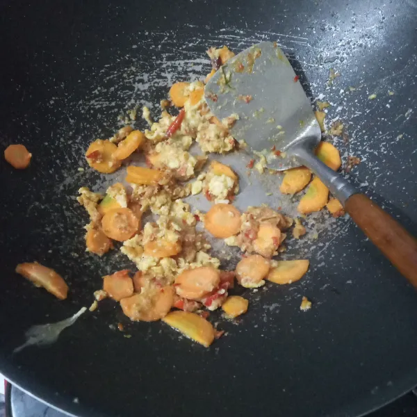 Masukkan wortel dan masak hingga wortel setengah matang.