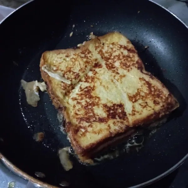 Lalu masukan roti tawar, masak sampai kedua sisi matang dan golden brown, angkat siap sajikan