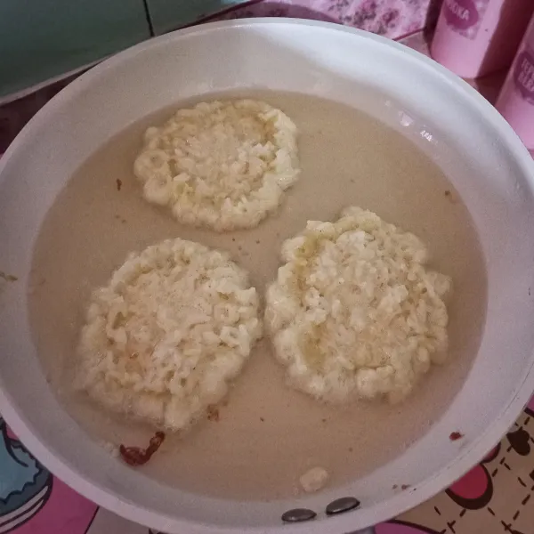 Panaskan minyak secukupnya, kemudian goreng adonan nasi tadi seperti menggoreng bakwan. Setelah matang kekuningan angkat dan tiriskan.