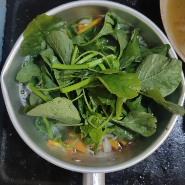 Masukkan daun bayam aduk rata kemudian tambahkan gula dan garam masak hingga mendidih lalu koreksi rasa, masak hingga sayur matang lalu angkat dan sajikan.