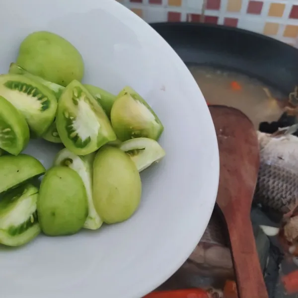 menjelang matang masukkan potongan tomat, masak hingga matang