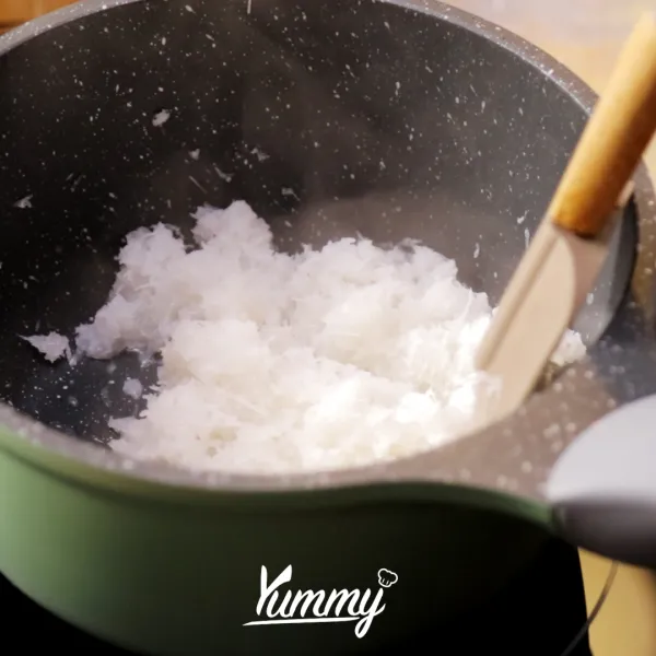 Setelah gula dan garam larut, masukkan kelapa parut dan tunggu hingga meresap.