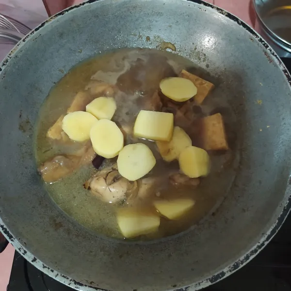 Masukkan kentang, bumbui garam dan kaldu bubuk. 
Masak sampai kentang empuk.
Koreksi rasa.