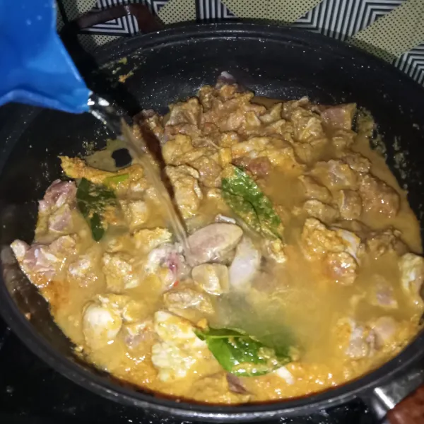 Lalu masukkan air dan masak hingga daging empuk.