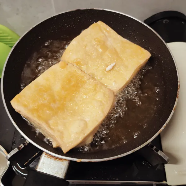 Goreng tahu hingga berkulit.