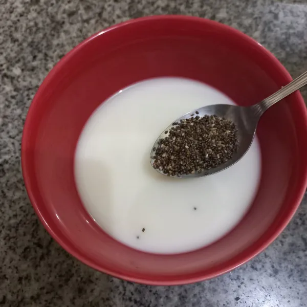 Tambahkan chia seeds, aduk rata.