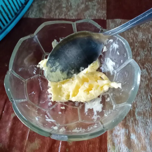 Campur margarin dan bawang putih halus.