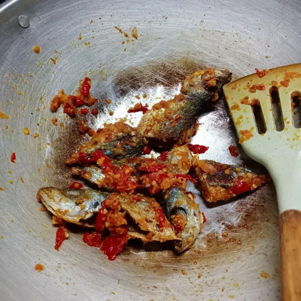 Masukkan ikan kembung goreng. Aduk sampai tercampur rata dengan bumbu. Angkat dan sajikan.