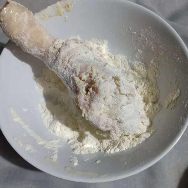 Kemudian balur dengan tepung kering.