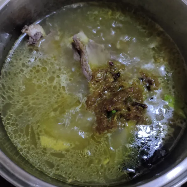Masukkan bumbu ke dalam air rebusan yang sudah disaring, lalu masukkan iga dan daging sapi. Kemudian masak hingga mendidih.