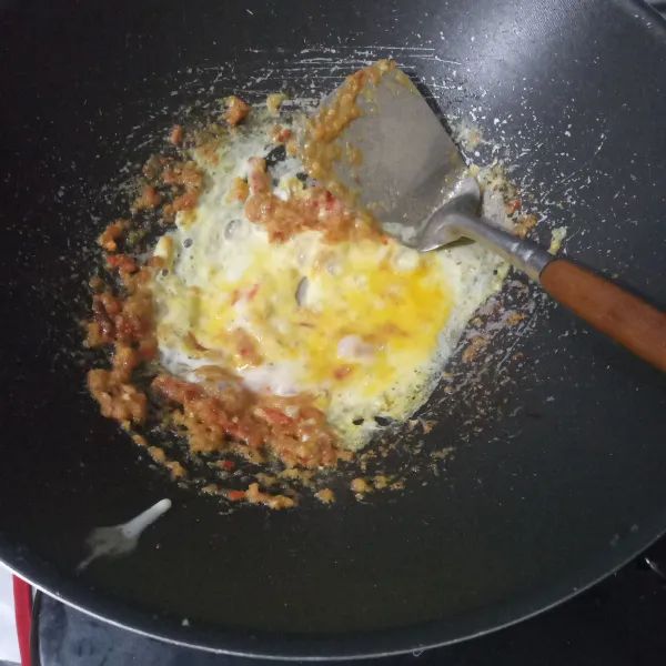 Tuang telur kocok dan buat orak-arik.