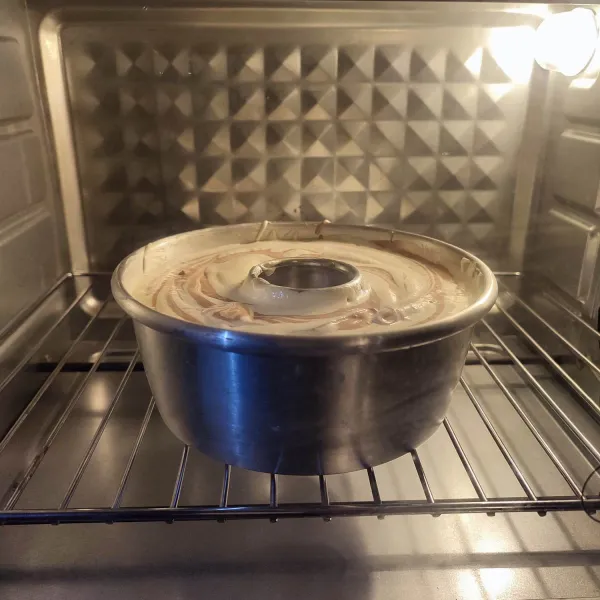 Panggang kue dalam oven dengan suhu 180°C selama 30 menit atau sampai matang (tergantung oven masing-masing). Sebelumnya oven sudah dipanaskan terlebih dahulu dengan suhu yang sama.