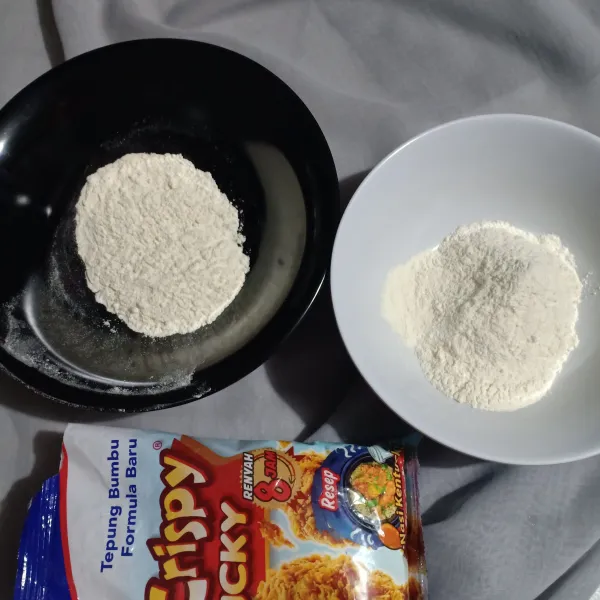 Siapkan 2 mangkuk berisi tepung kering, lalu buat adonan basah dan aduk rata.