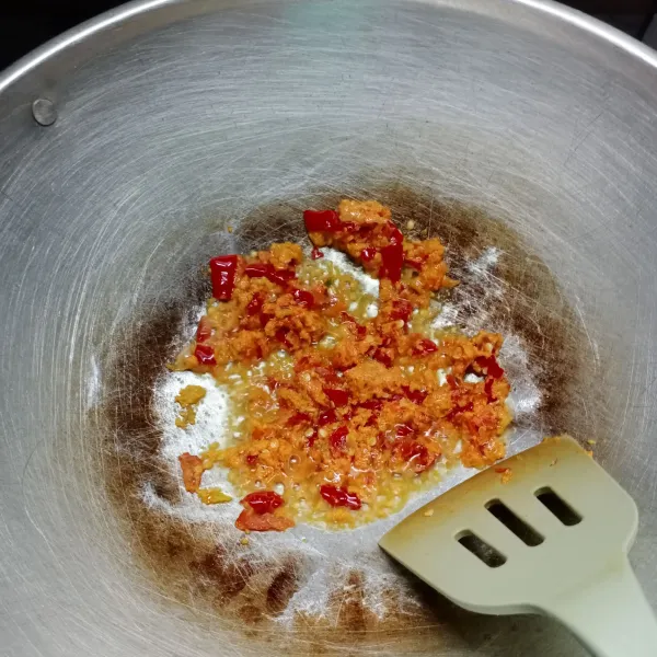 Panaskan minyak goreng secukupnya. Tumis bumbu halus sampai harum. Bumbui dengan garam dan kaldu bubuk. Cek rasa.