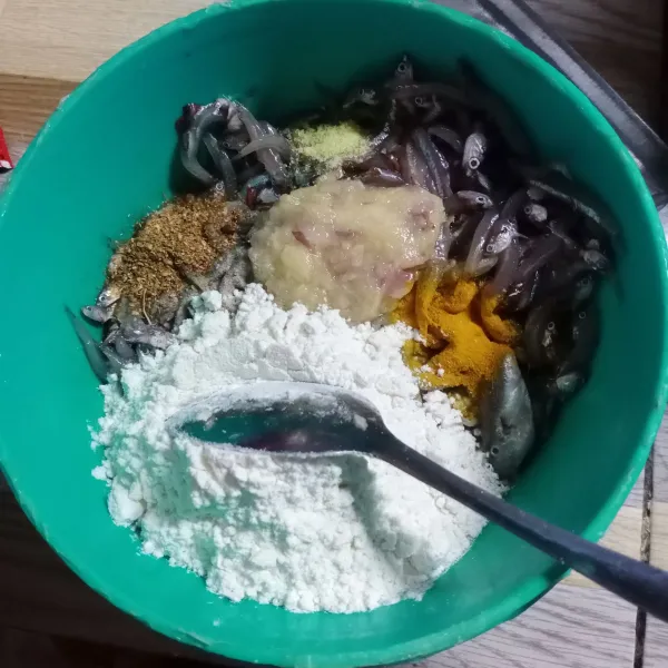 Dalam wadah teri masukkan bumbu halus, terigu, tepung beras, garam, kaldu bubuk, lada bubuk, ketumbar bubuk dan kunyit bubuk.