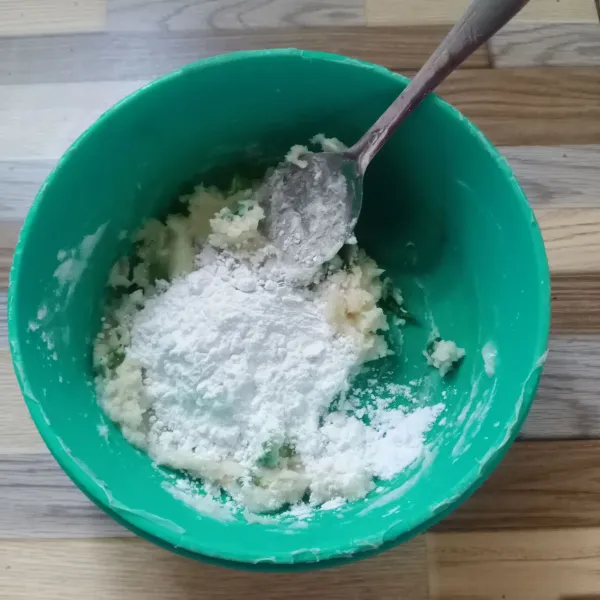 Kemudian masukkan tepung tapioka dan aduk kembali sampai tercampur rata.