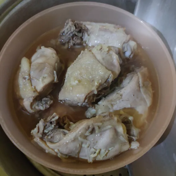 Panaskan kukusan, kukus ayam selama 30 menit. 
Angkat, pisahkan ayam dan airnya.