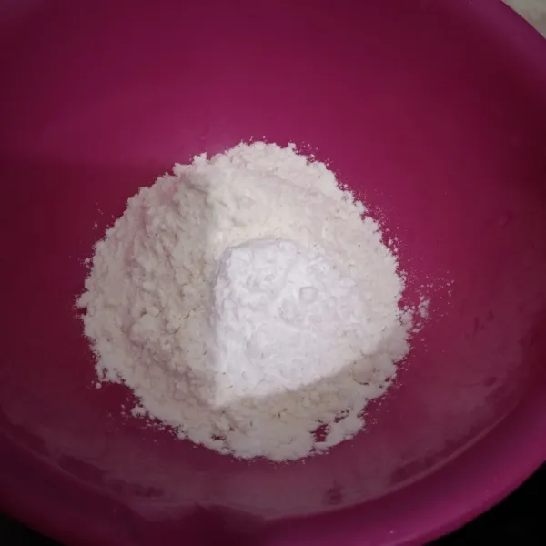 Campurkan tepung terigu dan tepung beras