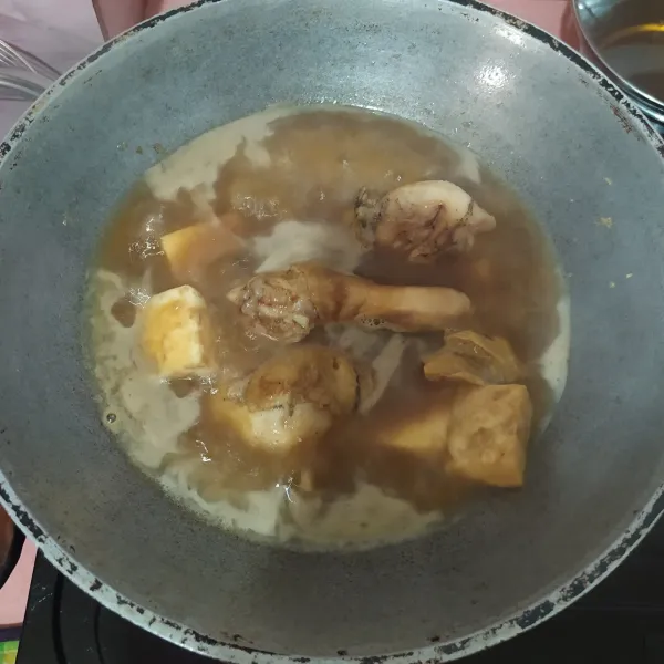 Tuang air, masak hingga bumbu meresap.