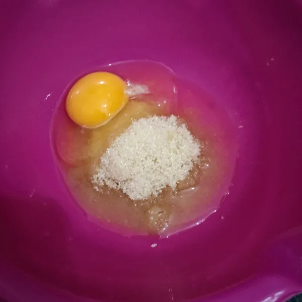 Kocok telur dan gula dengan whisk sampai gula larut.