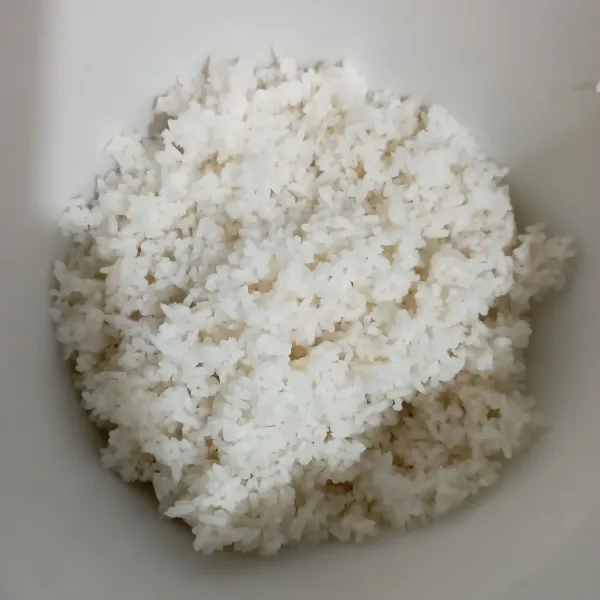 Siapkan nasi yang sudah dihancurkan.