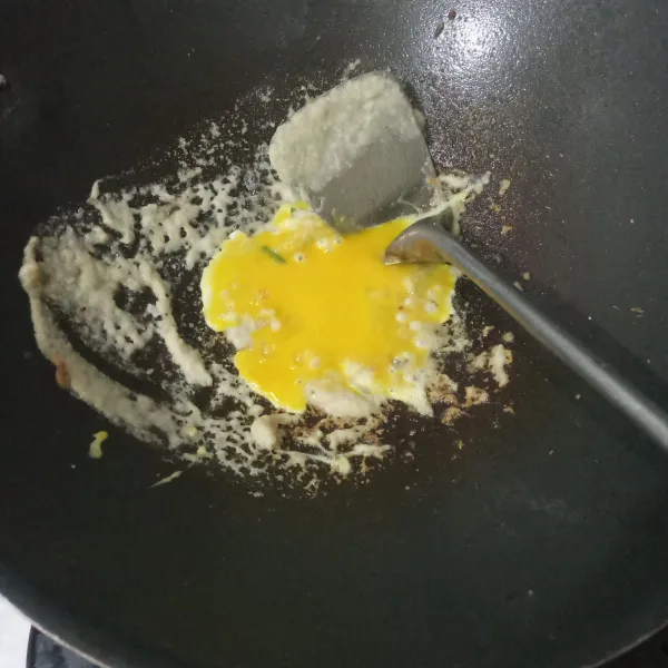 Tuang telur kocok dan buat orak-arik.