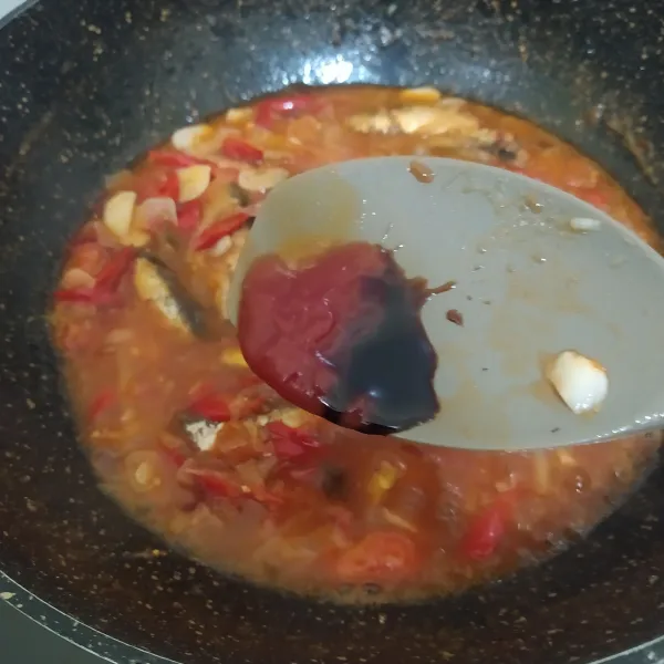Masukan kecap dan saus tomat, bumbui dengan garam dan kaldu bubuk lalu koreksi rasa