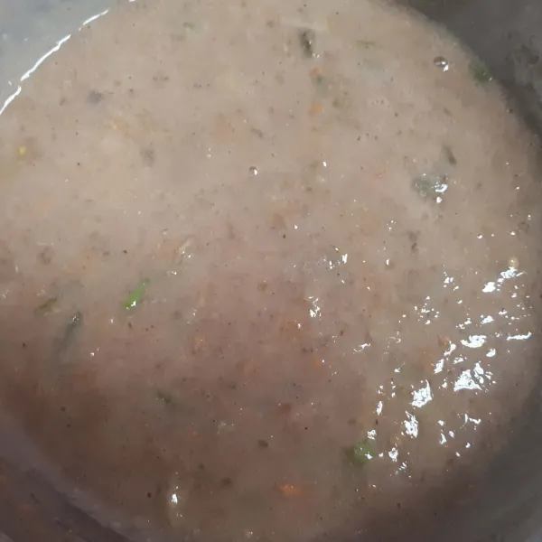Blender udang, kentang,wortel, bawang putih tambahkan sedikit air dingin untuk memudahkan proses.