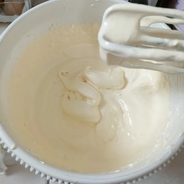 Mixer gula, telur, dan SP hingga putih berjejak.