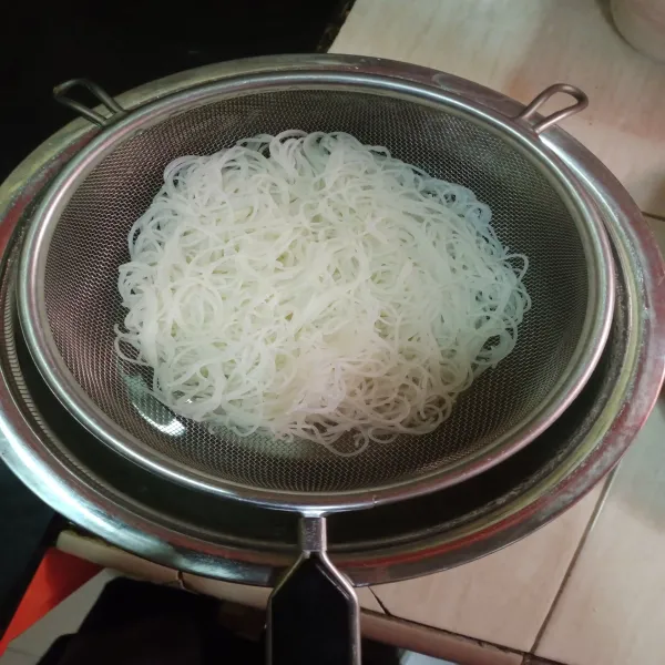 Didihkan air dalam panci, lalu masukan bihun, masak sebentar, angkat, saring.