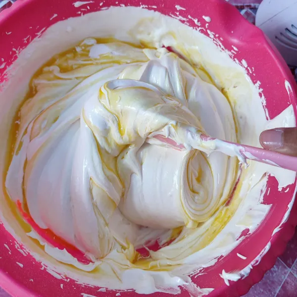 Tuang margarin cair dan aduk balik dengan spatula secara perlahan. Usahakan margarin harus tercampur rata supaya kue tidak bantat dan jangan aduk seperti di kocok supaya adonan tidak over mix.
