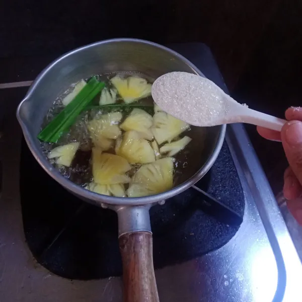 tambahkan gula, aduk sampai larut. Angkat, dan biarkan dingin