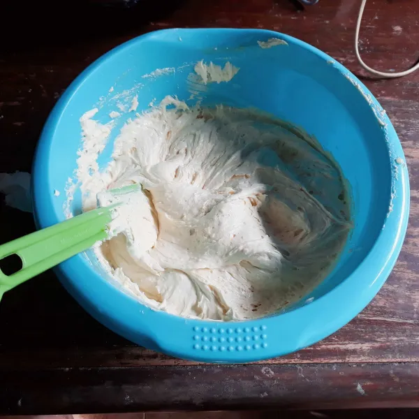 Masukkan margarin, aduk balik dengan spatula.