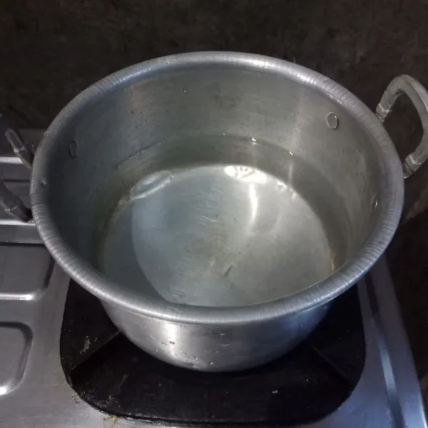 Rebus air dalam panci.