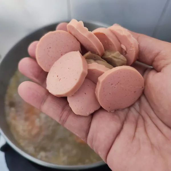 Kemudian masukkan sosis dan bakso.