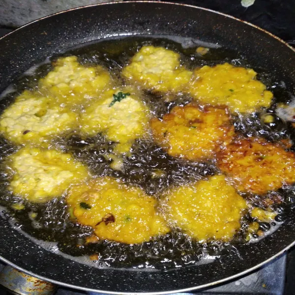 Panaskan minyak, kemudian goreng hingga kuning keemasan, dan dadar jagung siap disajikan.