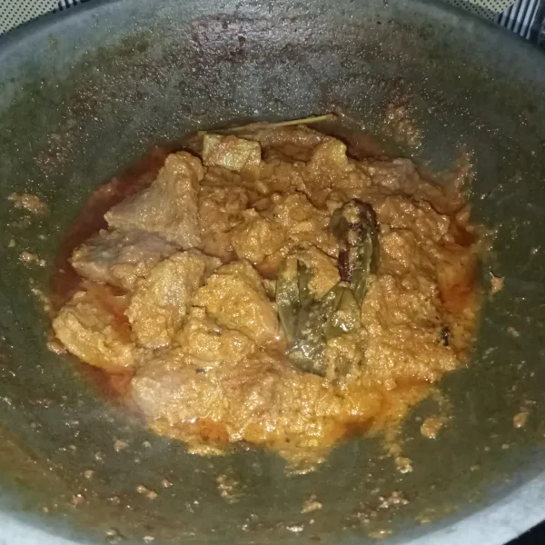 Masak hingga matang dan airnya habis, cicipi rasanya dan jika sudah pas siap untuk disajikan.