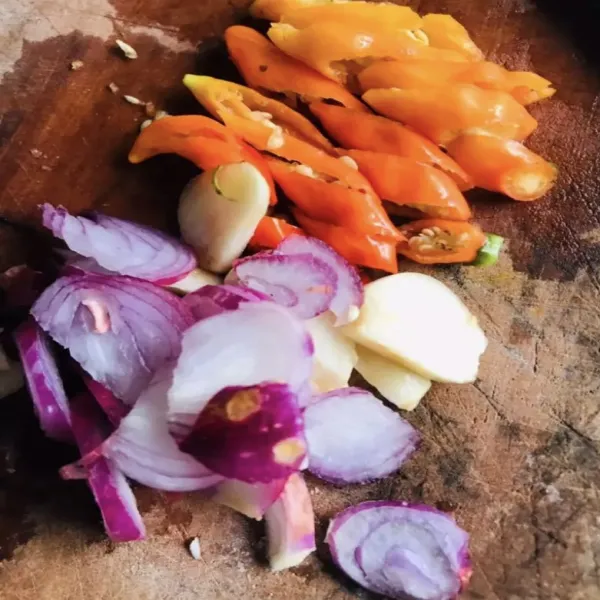 Sup si Bunga Putih dalam mangkuk kayu dengan garnish bawang goreng