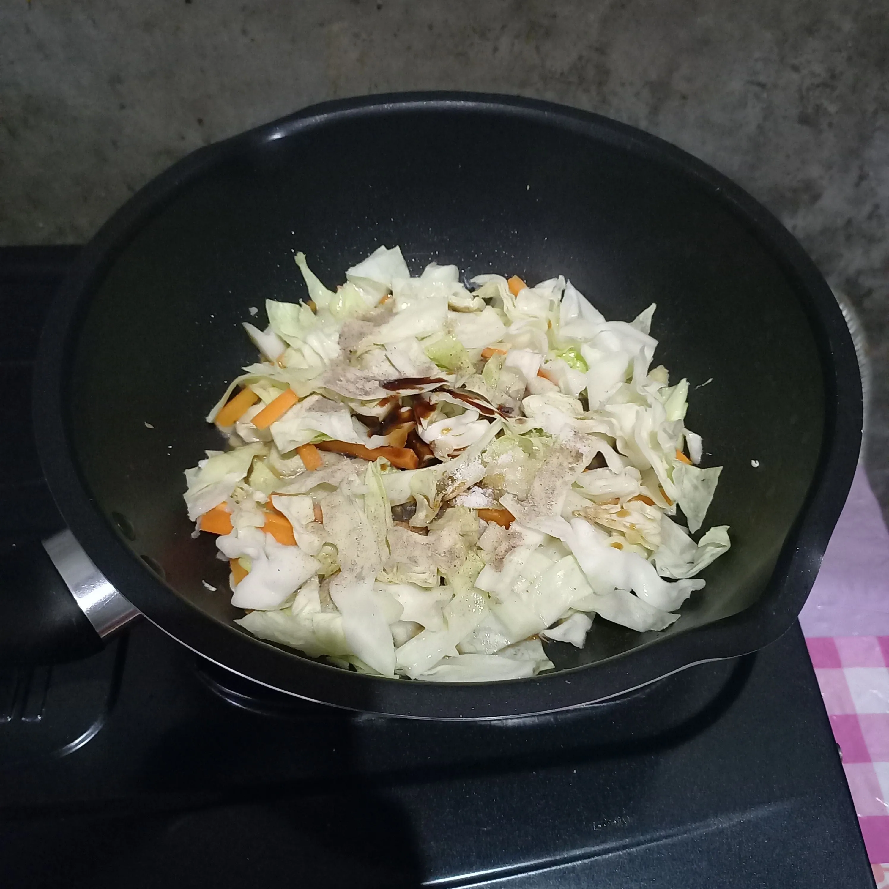 Step 4 Tumis Sosis dan Kol