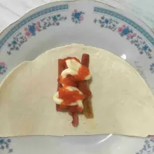 Beri saus mayonnaise dan saus sambal di atasnya.