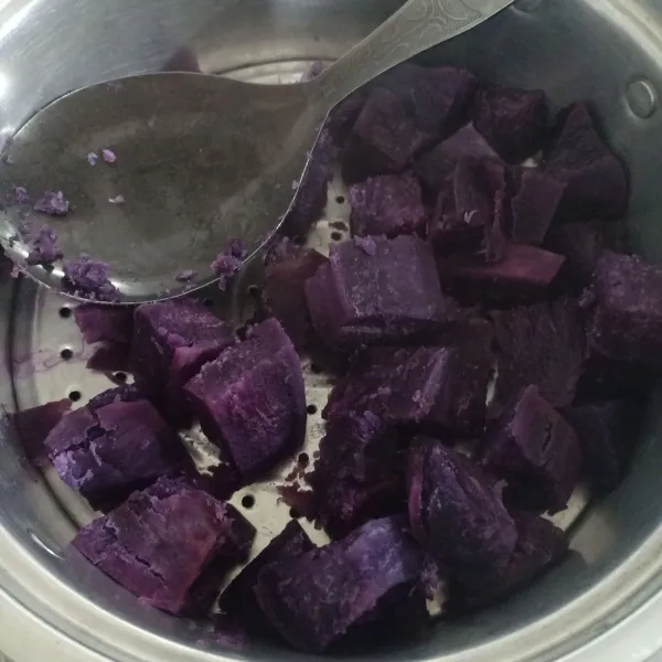 Kukus ubi ungu sampai matang lalu haluskan.