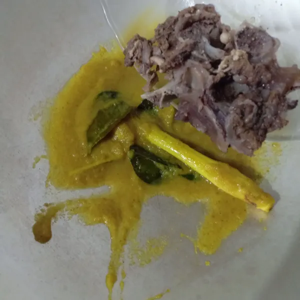 Masukkan daging sapi, oseng sampai berubah warna.