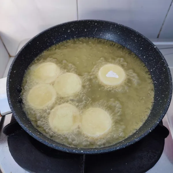 Langsung goreng dalam minyak yang sudah dipanaskan hingga kuning keemasan. Tiriskan dan sisihkan.